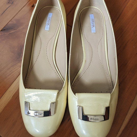 Butter yellow Geox shoes - Picture 1 of 5